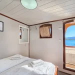 A e d de deuropening van de suite