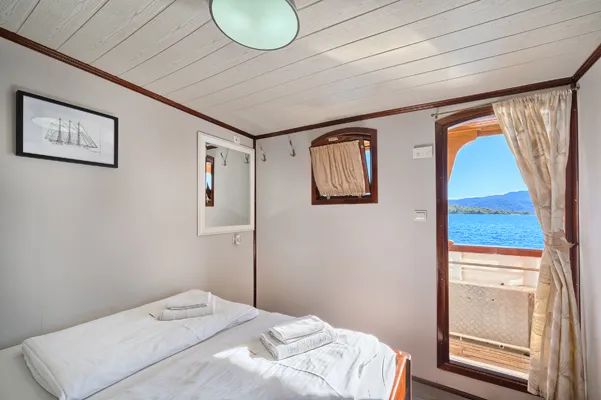 A e d de deuropening van de suite