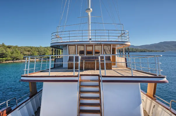 Een vooraanzicht van het dek