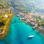 Foto aerea da drone della costa. Località Cres, Croazia, Europa.