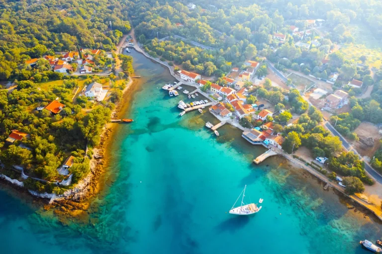 Foto aerea da drone della costa. Località Cres, Croazia, Europa.