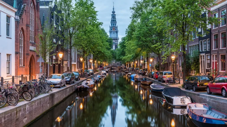 Amsterdam City, oplyst bygning og kanal om natten, Holland