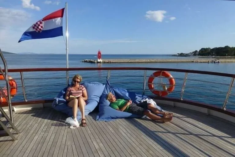 Andela lora sun deck people small