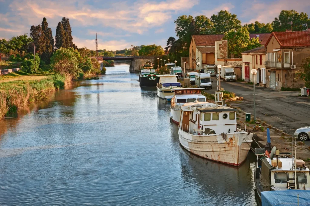 Saint-Gilles, Gard, Okzitanien, Frankreich: Wasserstraße mit Booten in der Stadt am Rande der Camargue