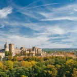 Breiter Panoramablick auf die Altstadt und den Papstpalast in Avignon