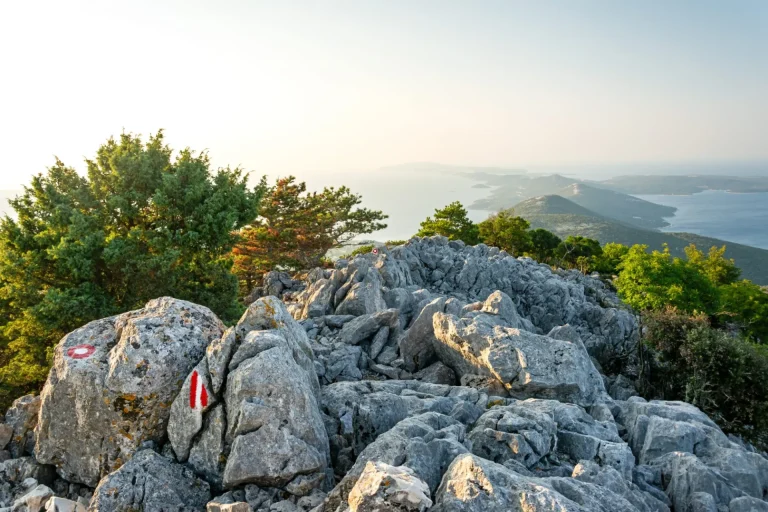 Splendida vista dalla cima del monte Osorcica Televrina sull'isola di Lussino, Croazia