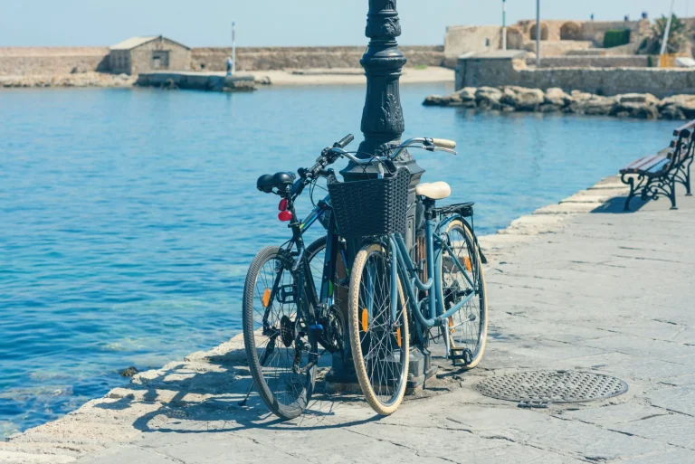 Bicicleta en el muelle del antiguo puerto veneciano sobre el fondo de la ciudad de Chania. Isla de Creta. Grecia