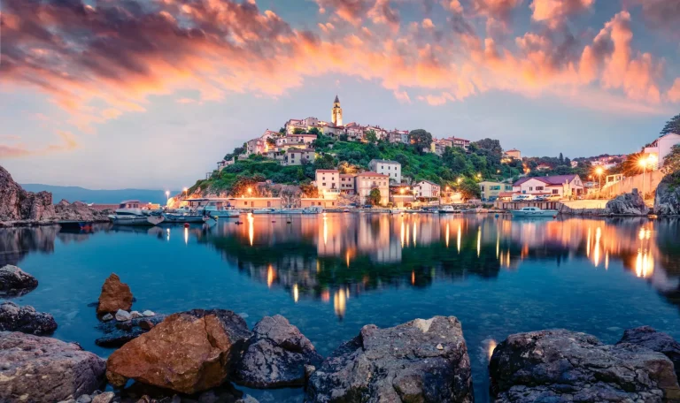 Paesaggio serale mozzafiato della città di Vrbnik. Drammatico paesaggio marino estivo del mare Adriatico, isola di Krk, Croazia, Europa. Bellissimo mondo di paesi mediterranei. Sfondo del concetto di viaggio.