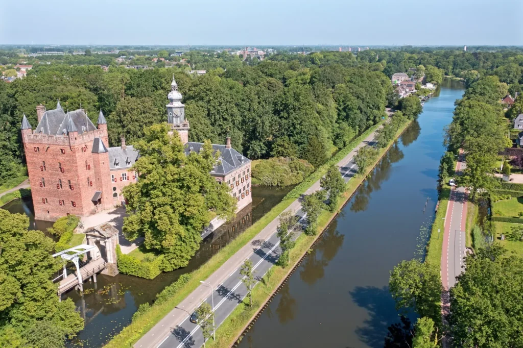 Luftaufnahme von Schloss Nijenrode an der Vecht in den Niederlanden