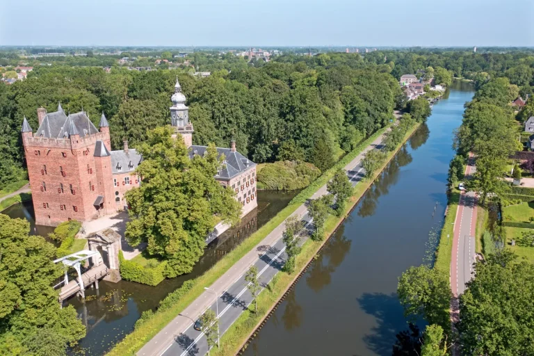 Luftfoto fra slottet Nijenrode ved floden Vecht i Holland