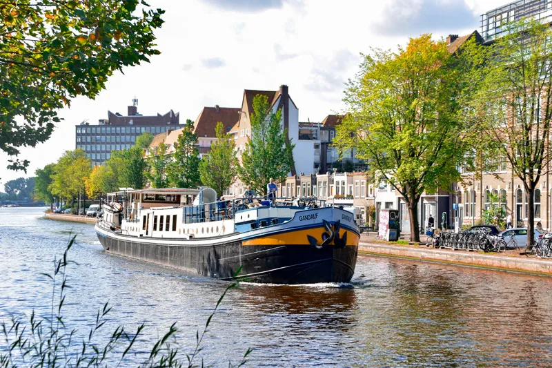 C b d e de gandalf varend door amsterdam