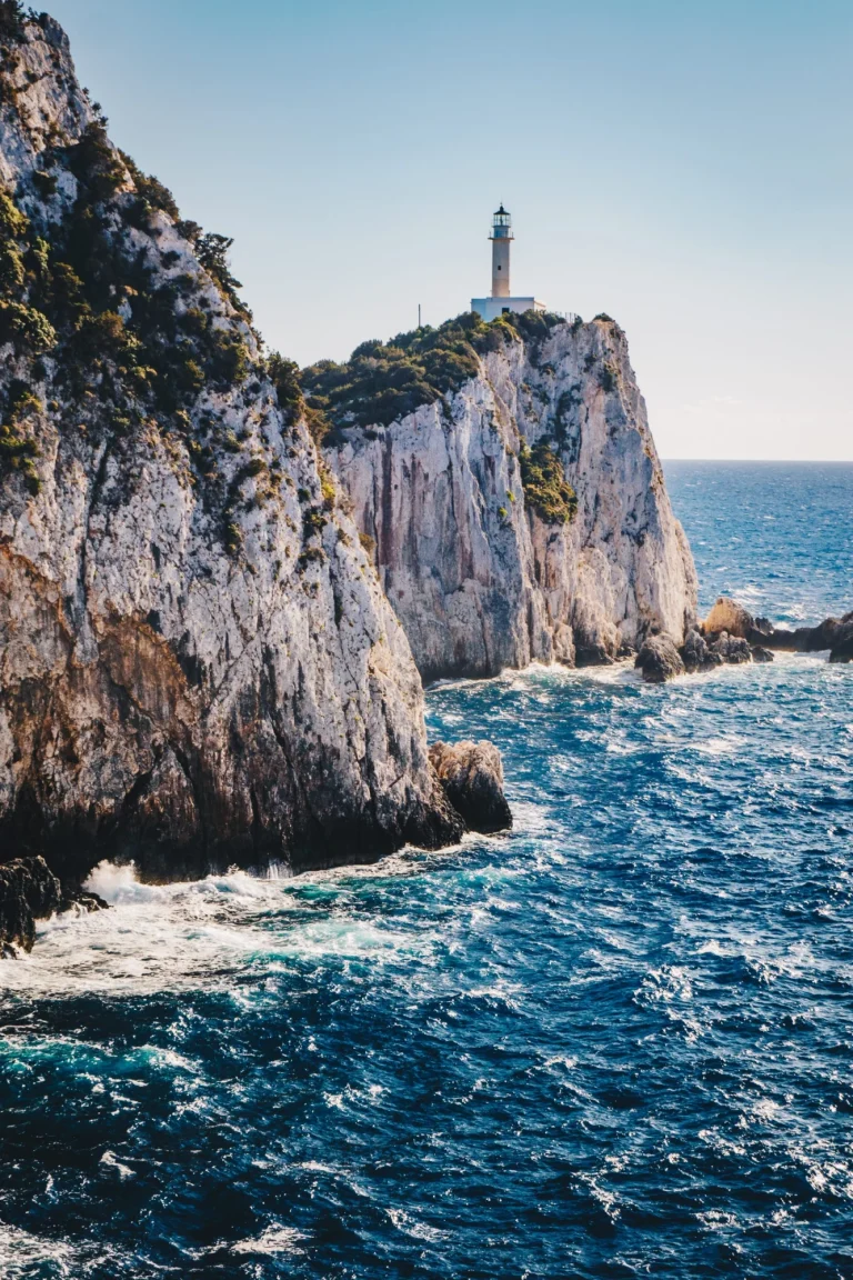 Faro y acantilados del cabo Lefkada o Lefkas, en el sur de la isla de Lefkada, Grecia