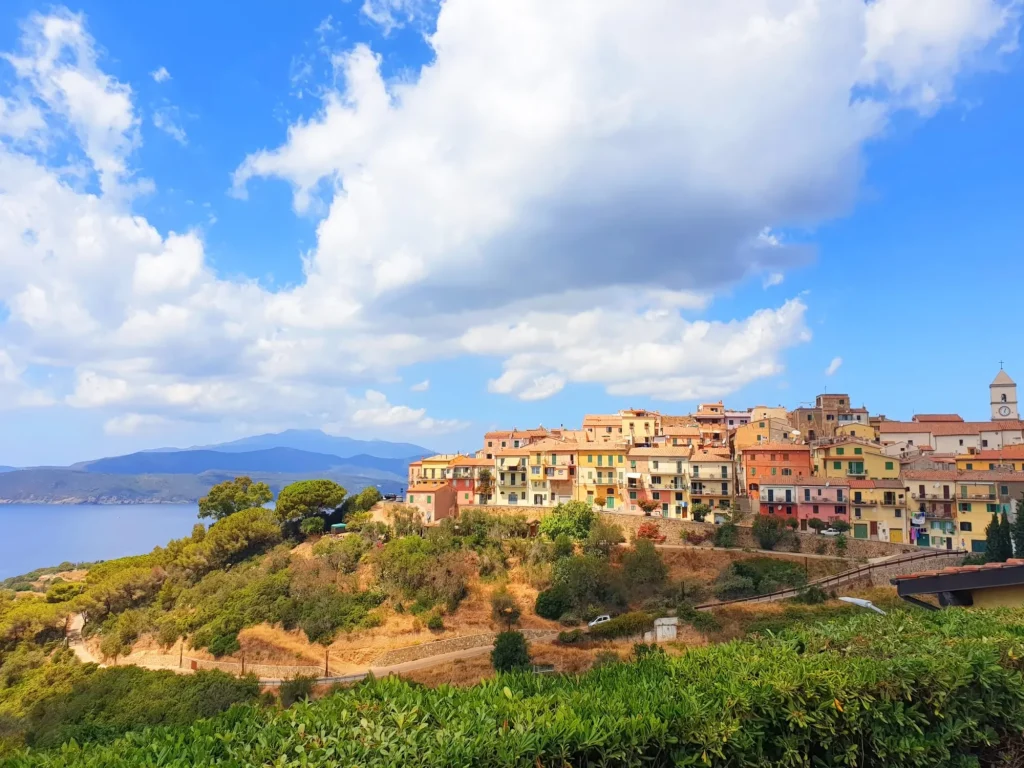 Byen Capoliveri med utsikt over havet og fjellene.