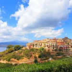 Byen Capoliveri med utsikt over havet og fjellene.