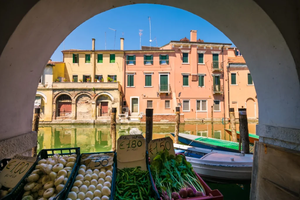 Chioggia intravista dai portici.