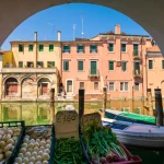 Chioggia intravista dai portici.