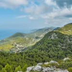 Kroatisch eiland Mljet uitzicht op kustlijn vanaf berg