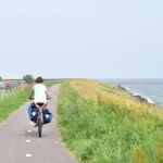 D fe in bicicletta lungo la diga di enkhuizen