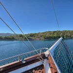 De achtersteven van het schip laten zakken