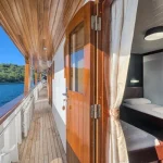 Eef b d zijhek bovendek met zicht in een kooi