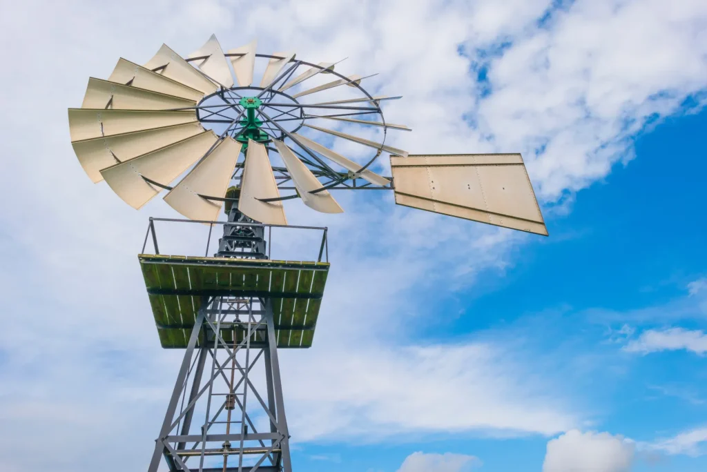 Windmotor in wetland in zonlicht in de zomer, De Alde Feanen, Earnewald, Friesland, Nederland, augustus, 2023