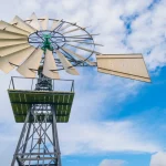 Windmotor in wetland in zonlicht in de zomer, De Alde Feanen, Earnewald, Friesland, Nederland, augustus, 2023