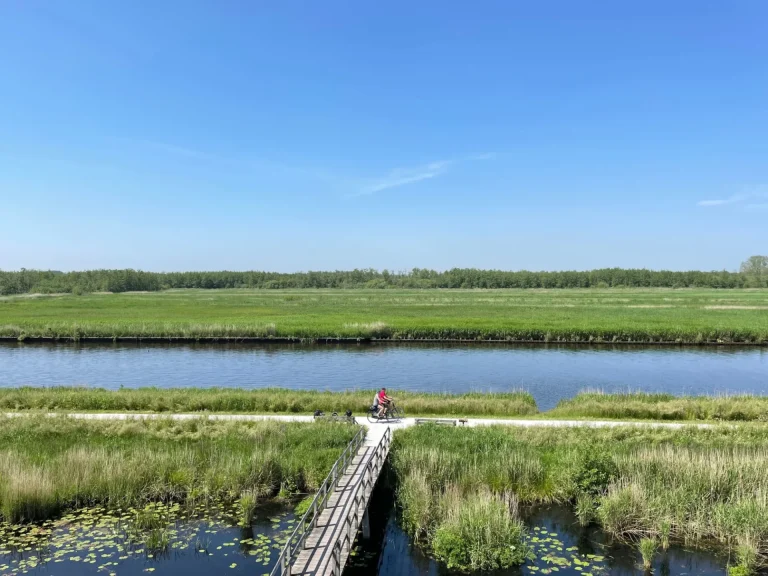 Par på cykeltur i nationalparken De Alde Feanen