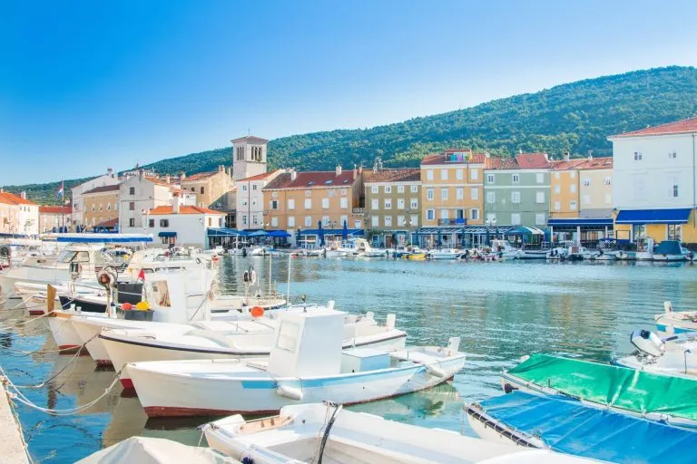 Barche da pesca in marina nella città di Cres, lungomare, Isola di Cres, Quarnero, Croazia