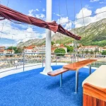 Harmonia aurinkokansi edessä