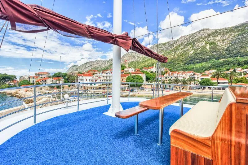 Harmonia aurinkokansi edessä