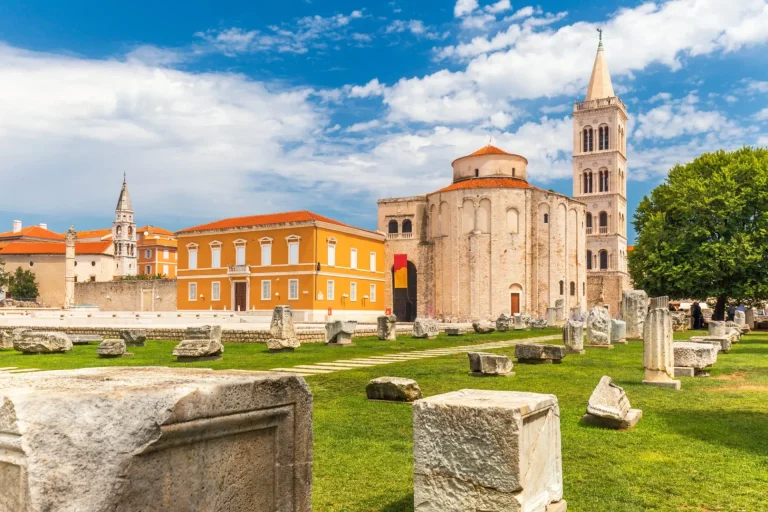 Centro storico della città croata di Zara sul Mar Mediterraneo, in Europa.