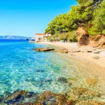 Idylická pláž na pobřeží ostrova Brač poblíž města Brač ostrov Chorvatsko stockpack adobe stock scaled