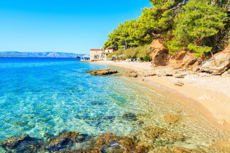 Spiaggia idilliaca sulla costa dell'isola di brac vicino alla città di bol isola di brac croazia stockpack adobe stock in scala