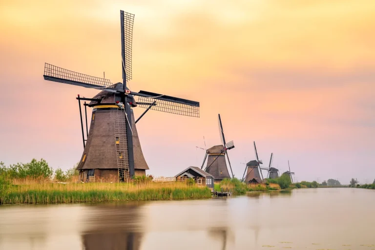 Vindmøller i Kinderdijk ved solnedgang, Holland