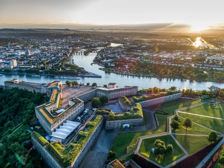 Vue aérienne de la forteresse d'Ehrenbreitstein et de la ville de Coblence en Allemagne au coucher du soleil