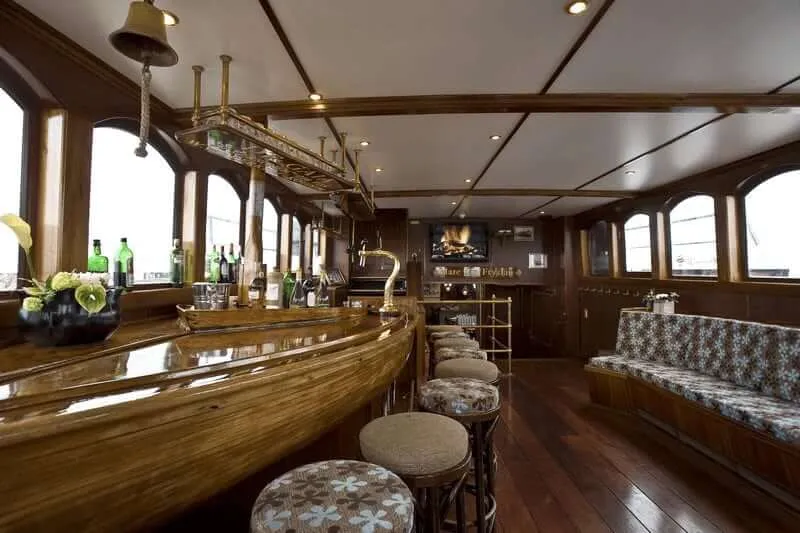 Mare fan fryslan bar by arthur op zee