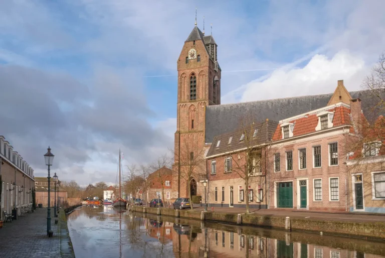 Den hollandske historiske by Oudewater langs floden Hollandsche IJssel