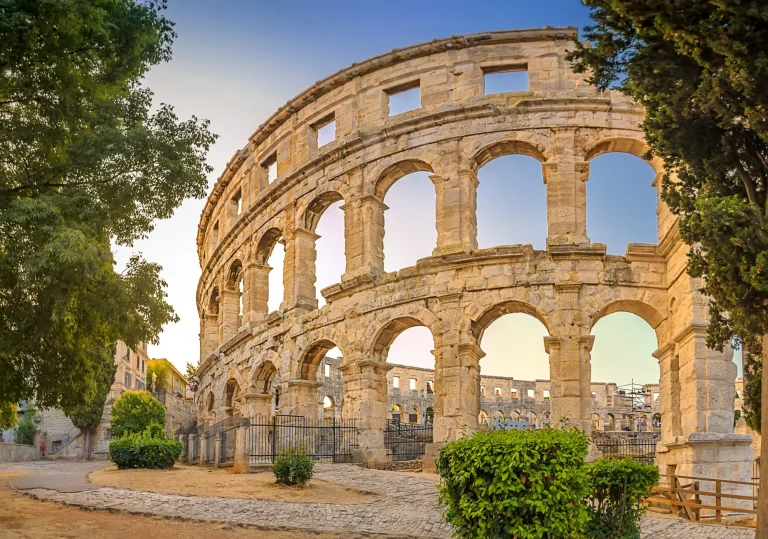 Panorama medievale dell'antico anfiteatro romano di Pola all'alba, Croazia. Architettura e punto di riferimento della Croazia. Concetto di viaggio di sfondo.