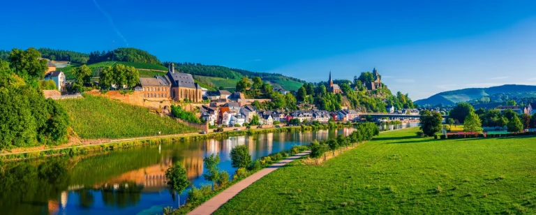 Saarburg panorama de la vieille ville sur les collines de la vallée de la Sarre, Allemagne