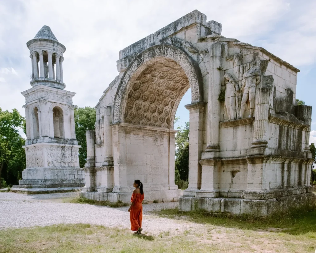 Das Denkmal Les Antiques ist Teil der archäologischen Stätte Glanum in der Nähe von Saint Remy de Provence in Frankreich. Europa