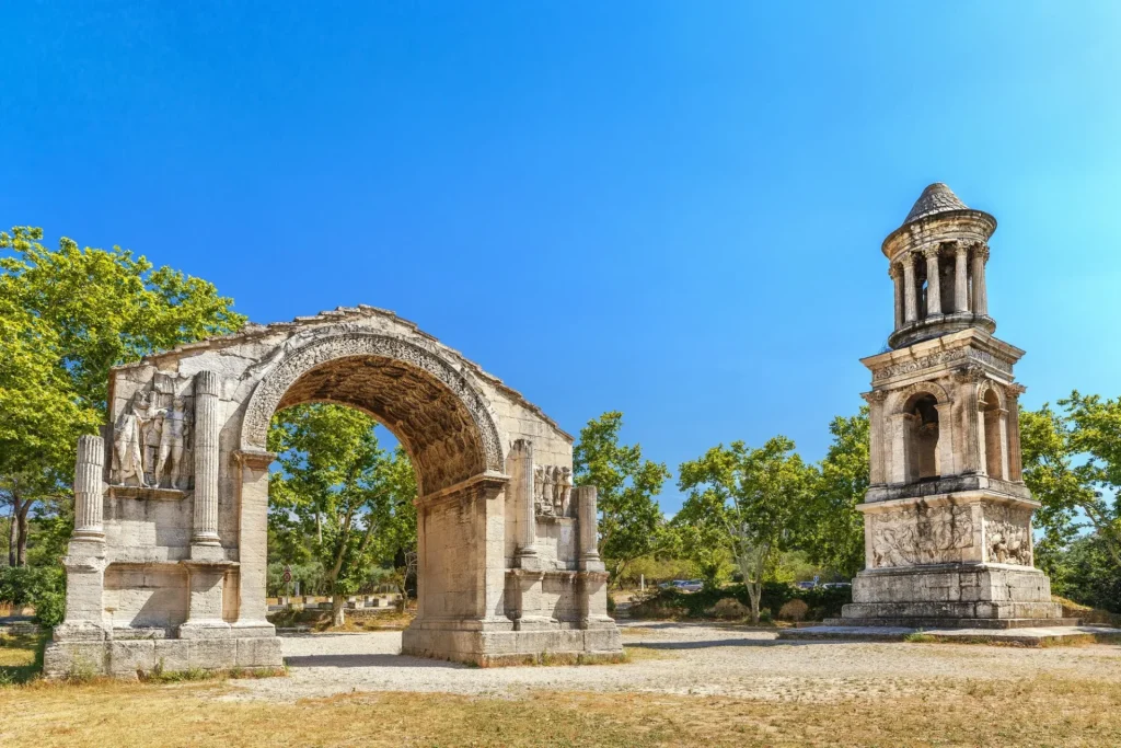 Frankreich, Saint-Remy-de-Provence, antike römische Stadt Glanum, Triumphbogen und Kenotaph. Römische Ruinen, Eingang der antiken Stadt.