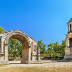 Frankreich, Saint-Remy-de-Provence, antike römische Stadt Glanum, Triumphbogen und Kenotaph. Römische Ruinen, Eingang der antiken Stadt.