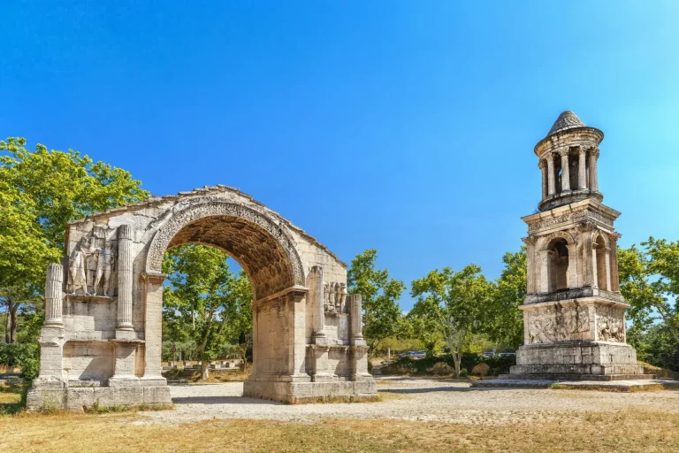 Франция, Сен-Реми-де-Прованс, древнеримский город Гланум, триумфальная арка и кенотаф. Римские руины, вход в древний город.