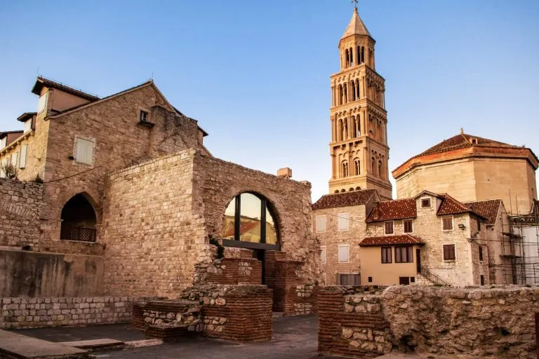 Scena della città vecchia di Spalato e vista del vecchio campanile