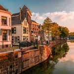 Typisch niederländische Architektur und Straßenansicht in Schiedam, Niederlande