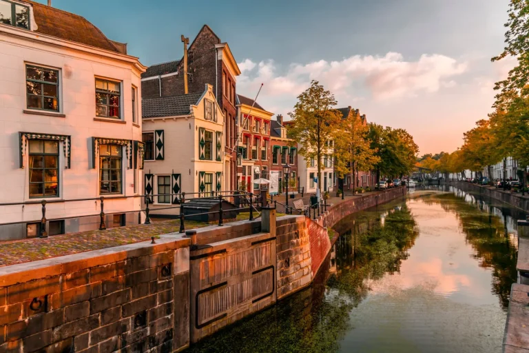 Typisk hollandsk arkitektur og gadebillede i Schiedam, Holland