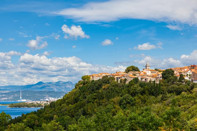 Skyline di Omišalj, isola di Krk. Croazia