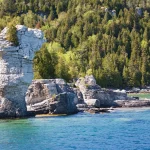 tobermory view from boat to rocks close