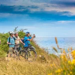Urlauber auf einer Biketour am Meer
