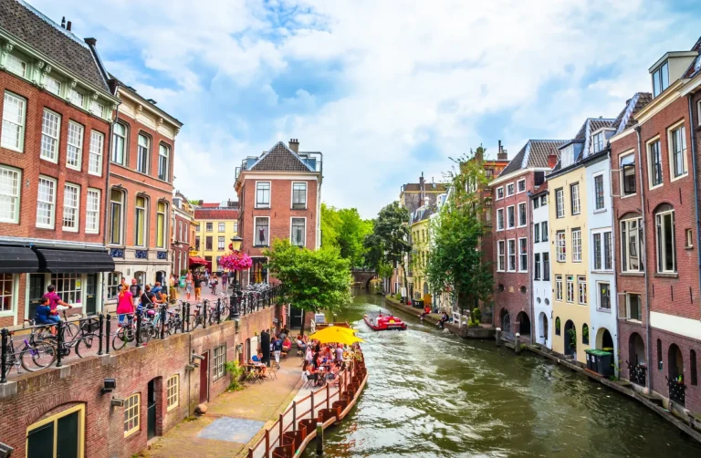 Traditionelle huse ved Oudegracht (den gamle kanal) i centrum af Utrecht, Holland